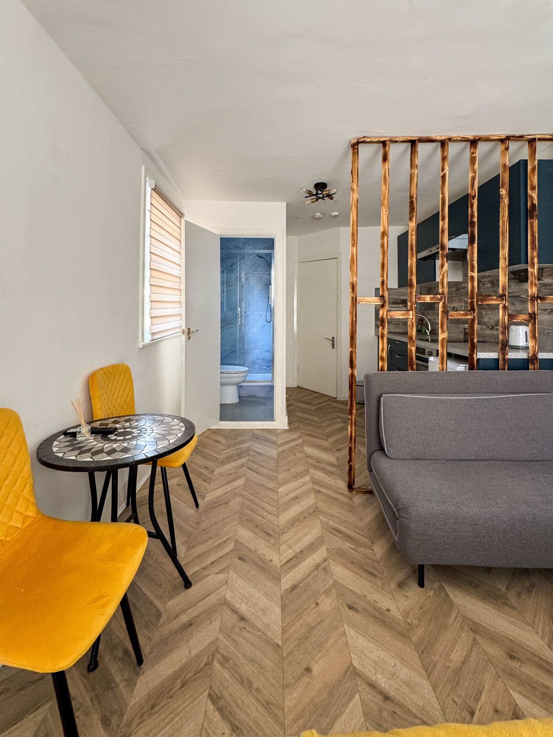 Con stile personalizzato, con arredamento individuale, una scrivania