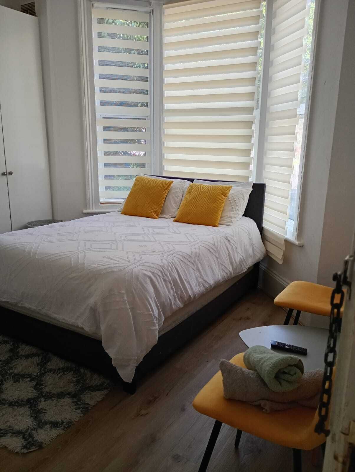 Individueel gedecoreerd, individueel gemeubileerd, een bureau