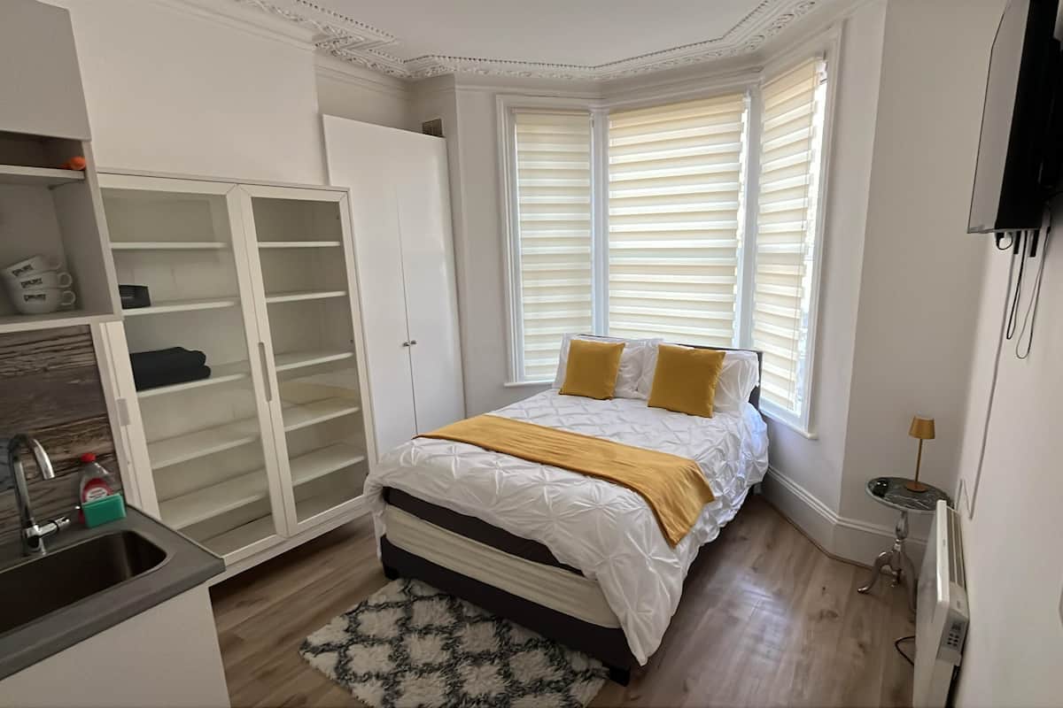 Panorama studio, toegankelijk voor mindervaliden, en-suite badkamer | Individueel gedecoreerd, individueel gemeubileerd, gratis wifi