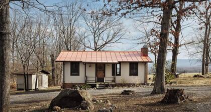 Cozy Mountain Cabin with Stunning Views, Modern Comforts & Fast WiFi