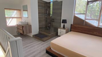 2 chambres, coffres-forts dans les chambres, bureau