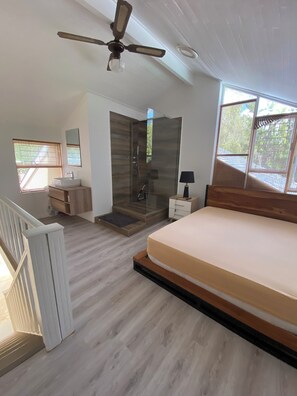 2 bedrooms, in-room safe, desk, iron/ironing board