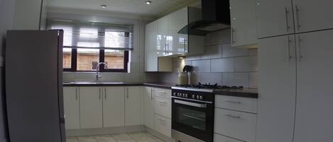 冰箱、微波炉、烤箱、炉灶