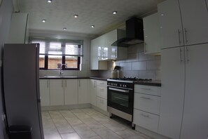 Fridge, microwave, oven, stovetop - Modern Detached Family Home with Off-Road Parking in Quiet Cul-De-Sac (Prestbury)