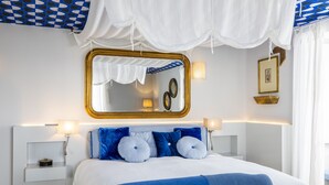 A modern hotel room with a large bed, white walls, and a blue and white patterned ceiling. - Chiado Rooftop Apartment by Cadenzalux (Lisbon)