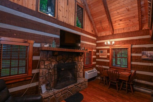 Peaceful Pines -Simple and authentic log cabin