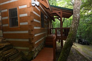 Property grounds - Peaceful Pines -Simple and authentic log cabin (Cosby)