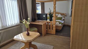 1 dormitorio, caja fuerte, escritorio y tabla de planchar con plancha