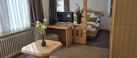 1 bedroom, in-room safe, desk, iron/ironing board