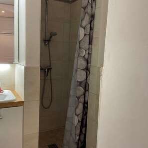 Douche, sèche-cheveux, serviettes fournies, papier toilette