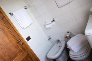 Ducha, secador de pelo, bidet, toallas