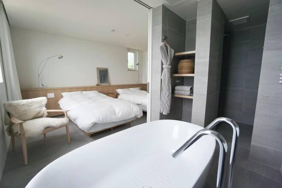 2 soveværelser, dundyner, minibar, skrivebord