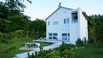 Villa Luxe, en bord de lac | Terrasse/Patio