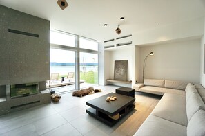 Villa de lujo, junto al lago | Área de sala de estar | Chimenea y piso con calefacción 