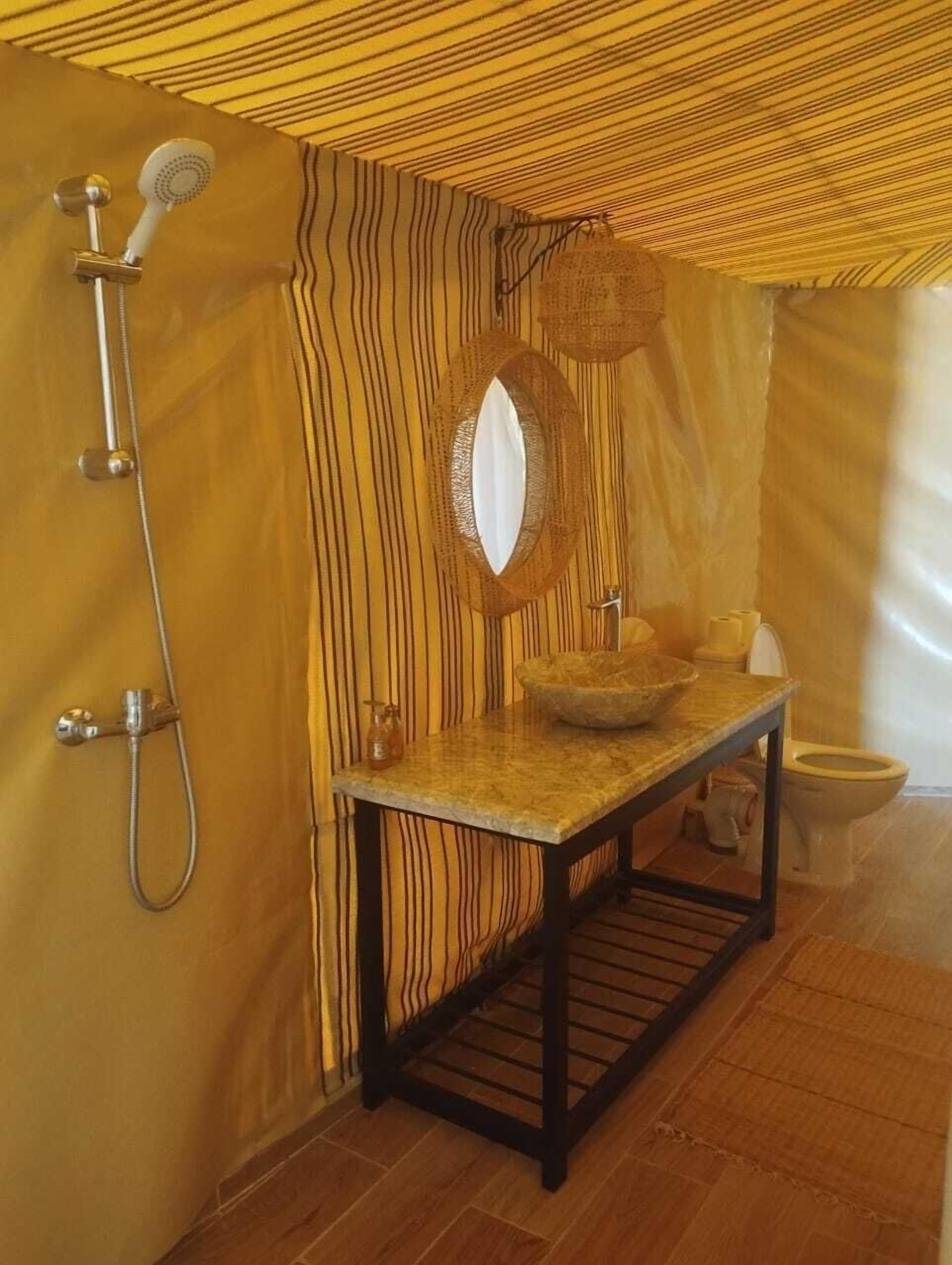 Deluxe Twin Tent, Desert View | Banheiro | Chuveiro, produtos de toalete grátis, toalhas de banho, sabonete