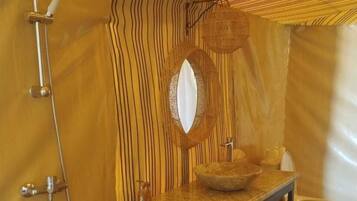 Deluxe Twin Tent, Desert View | Banheiro | Chuveiro, produtos de toalete grátis, toalhas de banho, sabonete