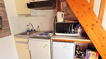 Kühlschrank, Mikrowelle, Herdplatte, Geschirrspüler