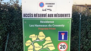 A sign for Les Hameaux du Croestry private property with a 20 km/h speed limit and no parking. - Bright apartment between port and beaches (Arzon)