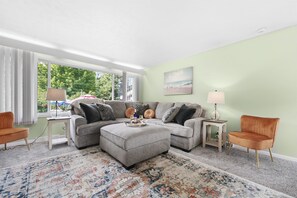 Smart TV, books - Cozy 4BR Winter Home | Steps to Lake | Pets OK (Traverse City)