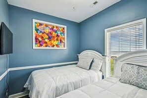 6 bedrooms, desk, WiFi, bed sheets - Rates Reduced-Diamblu-Oceanfront-Shared Pool-Game Room-4000 sqft (North Myrtle Beach)