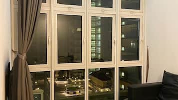 Appartement, 1 grand lit, vue ville | Coin séjour