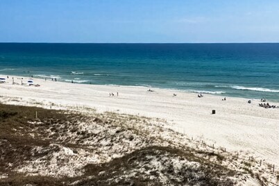 Gorgeous beachfront condo, shared pool and beach access