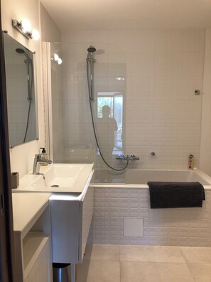 吹风机、毛巾、肥皂、卫生纸