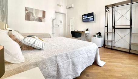 Escritorio, tabla de planchar con plancha y wifi gratis