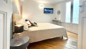 Double Room | Desk, iron/ironing board, free WiFi