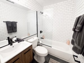 Douche, sèche-cheveux, serviettes fournies