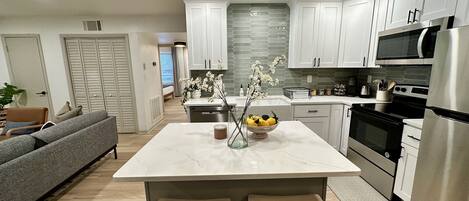 Refrigerador, microondas, horno y parrilla de estufa