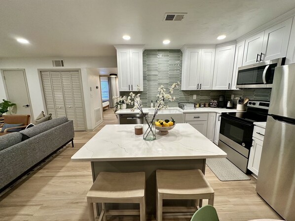 Réfrigérateur, micro-ondes, four, plaque de cuisson