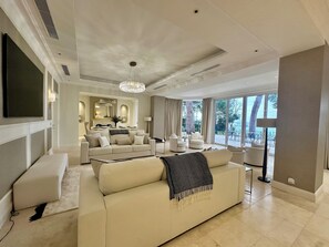 Smart TV, caminetto, libri, impianto stereo