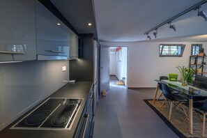 Shared kitchen facilities - Gazi Metro APT Urban Balcony Oasis (Athens)