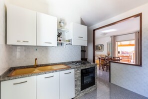 Een koelkast, een oven, een kookplaat, een koffiezetapparaat/waterkoker