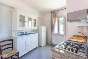 Een koelkast, een oven, een kookplaat, een koffiezetapparaat/waterkoker