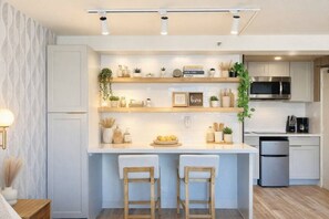 Kühlschrank, Mikrowelle, Herdplatte, Wasserkocher mit Kaffee-/Teezubehör