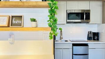 Kjøleskap, mikrobølgeovn, kokeplater og kaffetrakter/tekoker