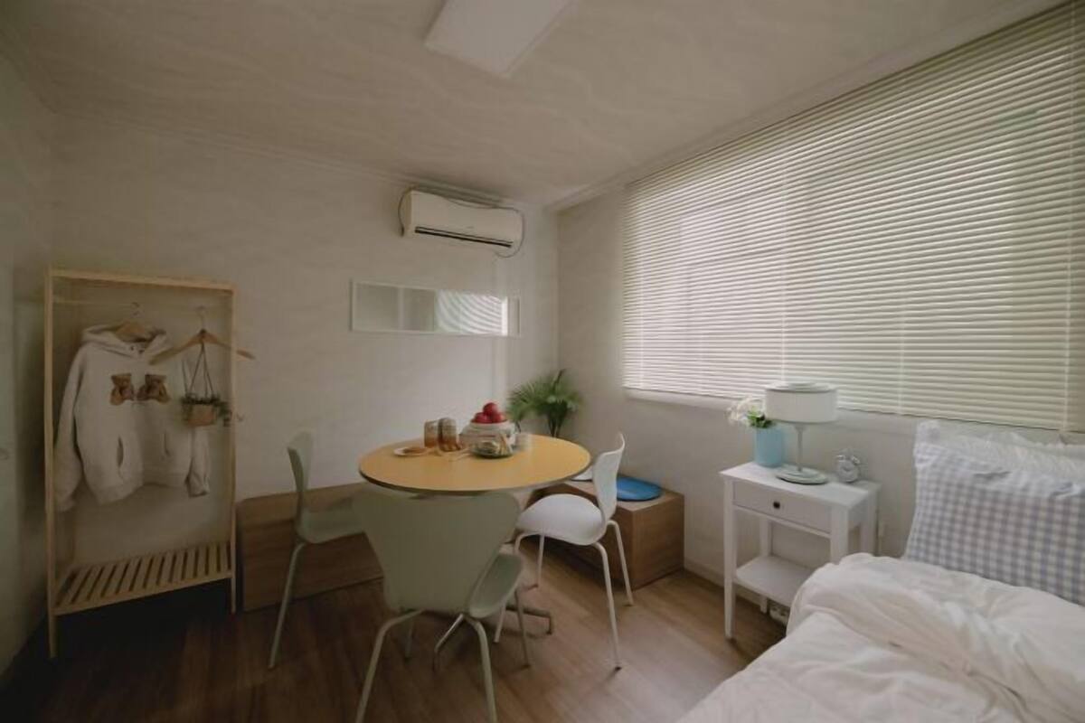 Free minibar, free WiFi