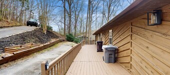 Dog-friendly studio on the lake with deck, gas grill, full kitchen