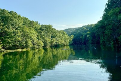 Dog-friendly studio on the lake with deck, gas grill, full kitchen