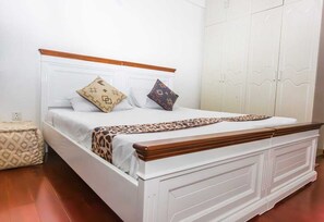 4 bedrooms, desk, iron/ironing board, free WiFi