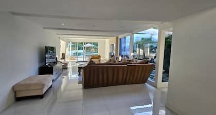Luxury Modern best Prime Location Retreat PRIVATE POOL HOME Jacuzzi SPA 4 BDR
