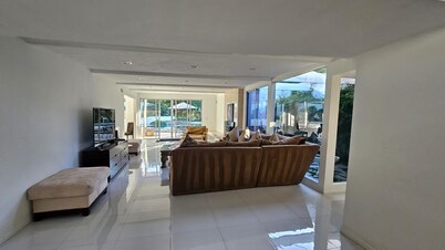 Luxury Modern best Prime Location Retreat PRIVATE POOL HOME Jacuzzi SPA 4 BDR 