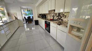 Een koelkast, een microgolfoven, een oven, een kookplaat