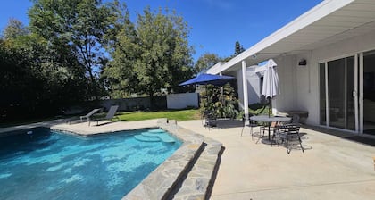 Luxury Modern best Prime Location Retreat PRIVATE POOL HOME Jacuzzi SPA 4 BDR