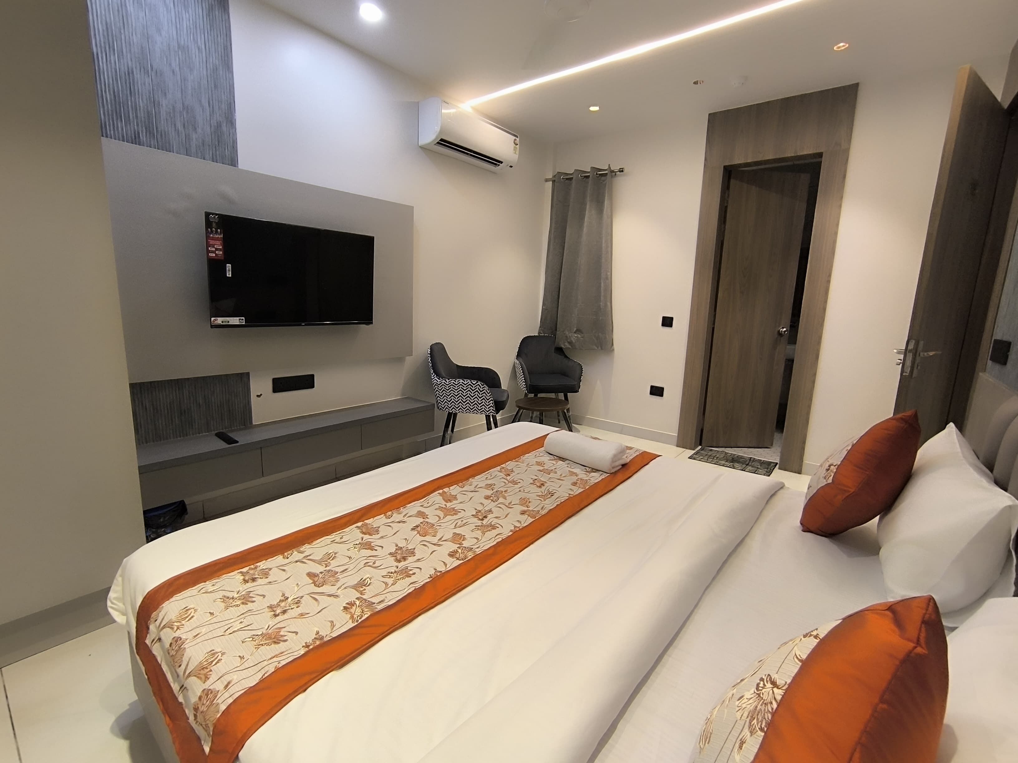 Deluxe Double Room | Desk, iron/ironing board, free WiFi