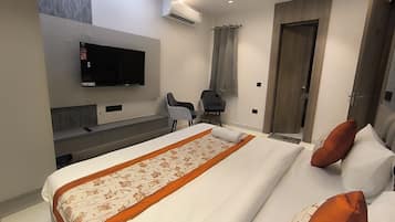 Deluxe Double Room | Desk, iron/ironing board, free WiFi