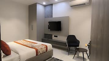 Deluxe Double Room | Desk, iron/ironing board, free WiFi