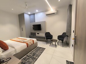 Deluxe tweepersoonskamer | Een bureau, een strijkplank/strijkijzer, gratis wifi